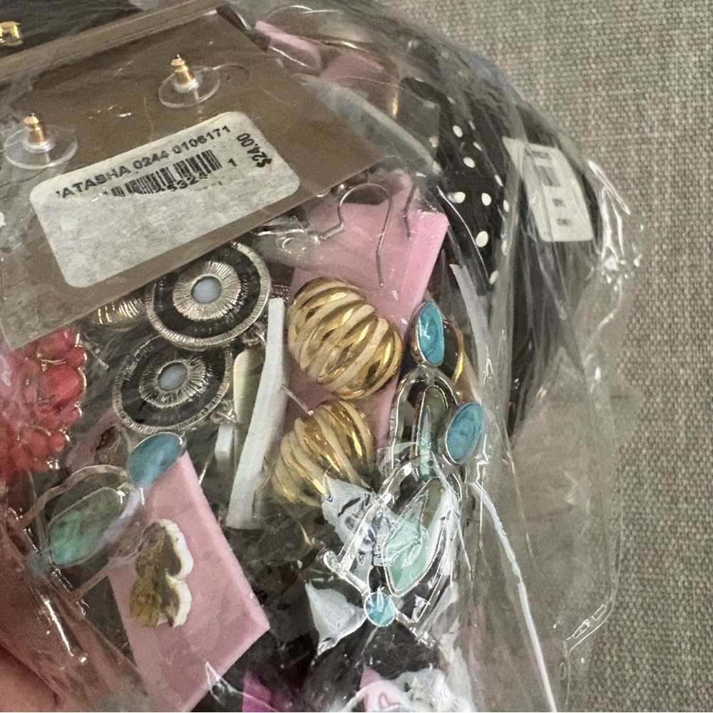 Large Mystery Lot of Post Earrings Modern and Vintage Wearable - Picture 6 of 6